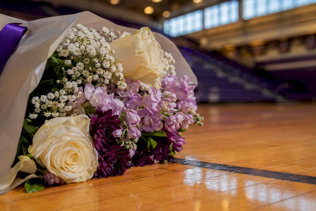 12 Photo Ready Graduation Bouquet Ideas That Photograph Well