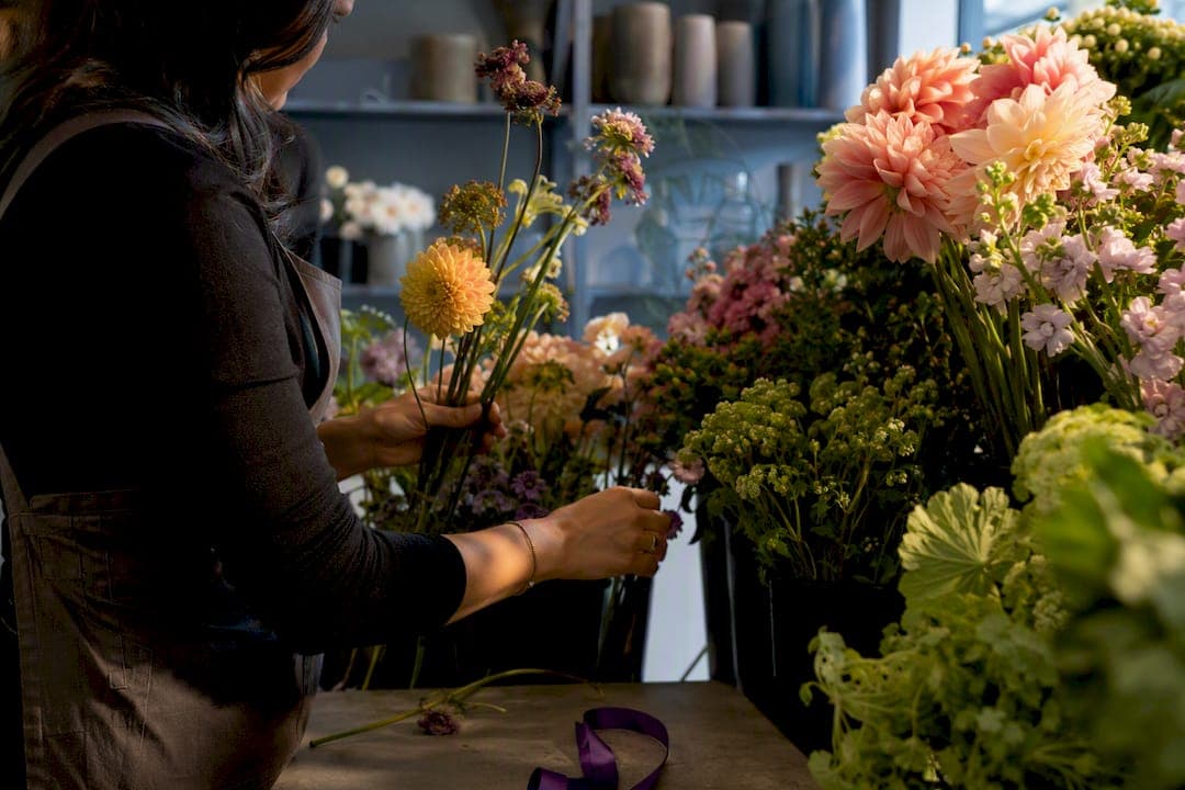 Flower Subscriptions: Save 15–25% and Choose a Local Florist for Gifts