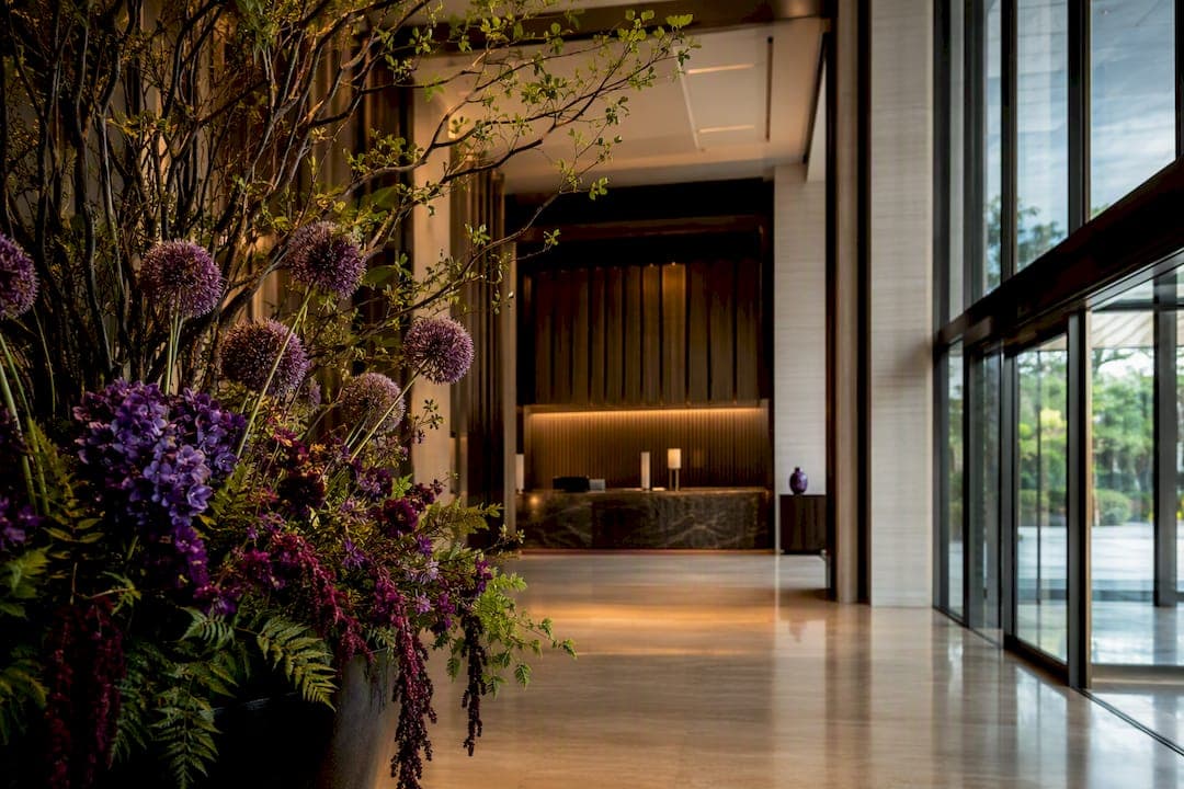 5 Hotel Lobby Flower Styles and a Weekly Program